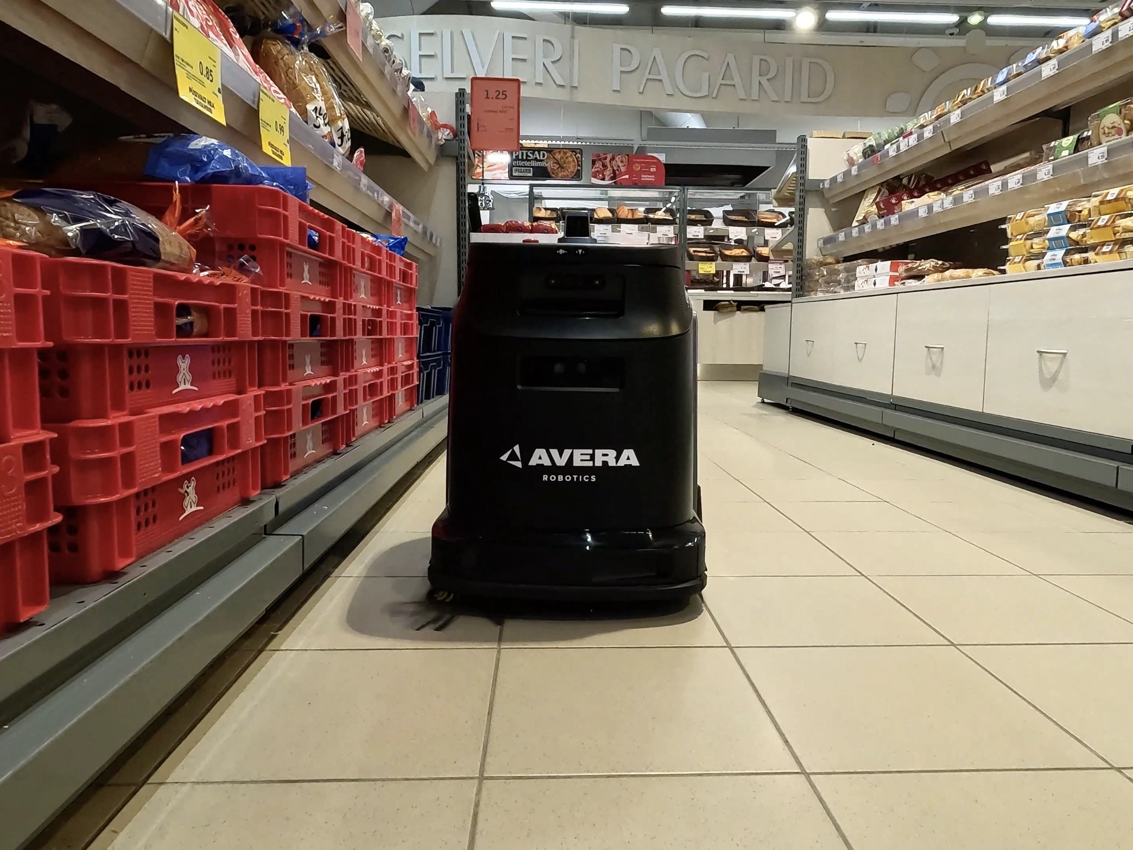 Gausium Phantas sprząta alejkę w supermarkecie Selver
